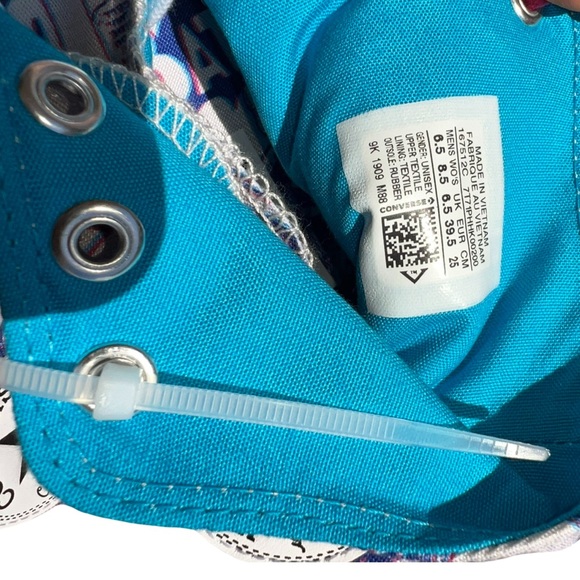 DC Comic’s 80th Anniversary Chinatown Market Converse shoes - Picture 8 of 8